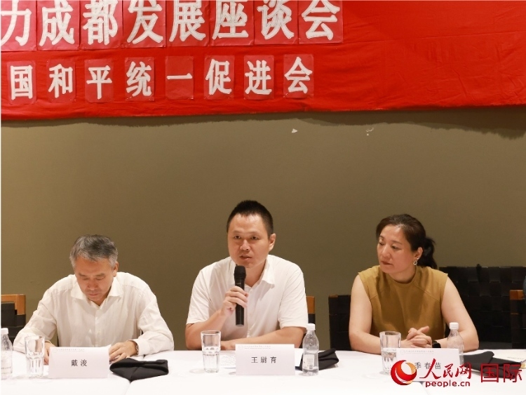 中國駐里約總領(lǐng)館副總領(lǐng)事王尉育（中）在座談會中致辭。人民網(wǎng)記者 陳海琪攝