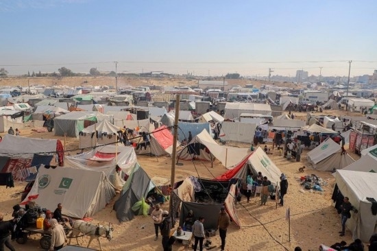  這是12月8日在加沙地帶南部城市拉法拍攝的臨時(shí)營(yíng)地。新華社發(fā)（里澤克·阿卜杜勒賈瓦德攝）