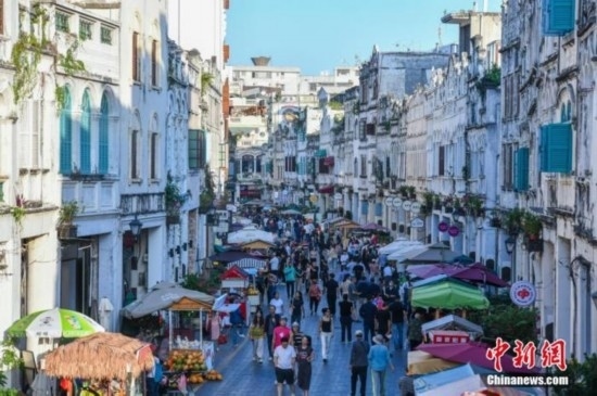 圖為?？隍T樓老街游客如織。 <a target='_blank' href='/' ><p align=