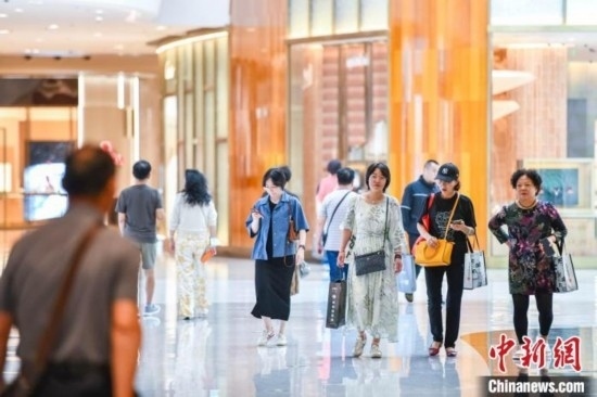 圖為顧客在cdf?？趪H免稅城內(nèi)選購商品。<a target='_blank' href='/' ><p align=