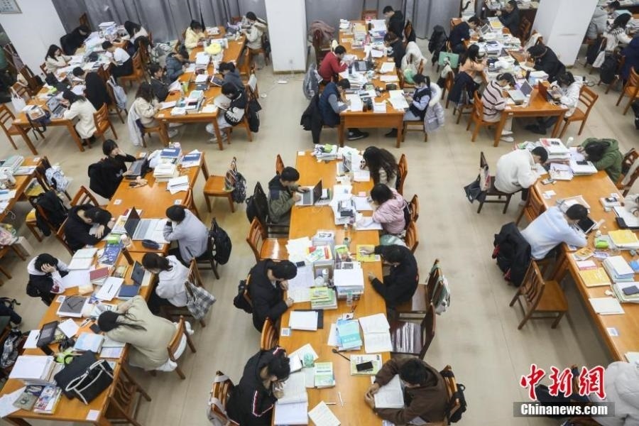 資料圖：眾多考研學生在南昌大學圖書館的自習室內(nèi)復習備考。劉力鑫 攝