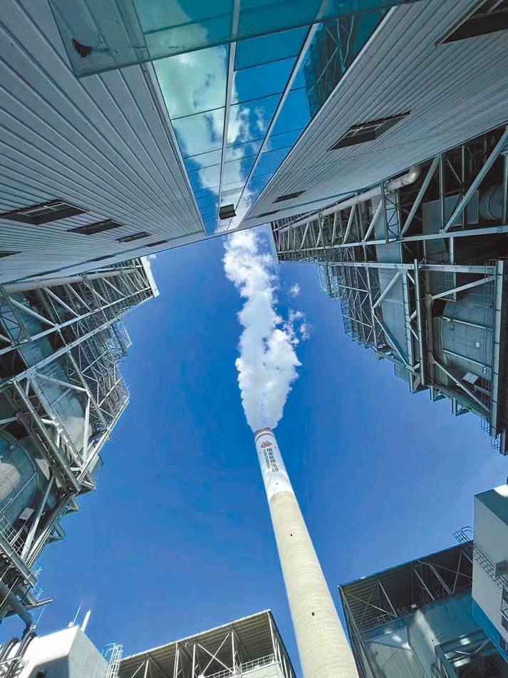  綠色低碳 近日，來自10余個(gè)國家的國際青年跟隨“世界青年能源行”活動(dòng)走進(jìn)國家能源集團(tuán)江蘇泰州電廠。作為亞洲最大火電二氧化碳捕集、利用與封存項(xiàng)目，該項(xiàng)目每年可捕集消納二氧化碳50萬噸。 美國籍演員、主持人 史蒂文·韋德斯攝 “走在電廠里，體驗(yàn)各種高科技，真切感受到中國在清潔能源方面發(fā)展迅速，許多技術(shù)走在了世界前列?！? /></p> <p style=