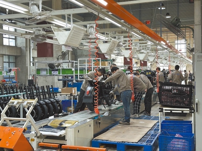  產(chǎn)業(yè)領(lǐng)跑 在長(zhǎng)三角一體化發(fā)展格局下，新能源制造業(yè)通過產(chǎn)業(yè)集群協(xié)同發(fā)展，形成現(xiàn)代化產(chǎn)業(yè)體系。圖為位于江蘇常州市的比亞迪工廠內(nèi)，工作人員正在組裝銷往非洲國家的電動(dòng)摩托車。 拉丁美洲通訊社古巴籍?dāng)z影記者 朗尼·洛佩茲（中文名羅帥）攝