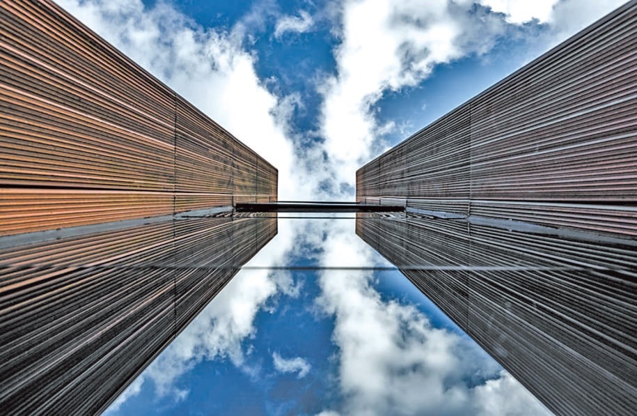  開放共享 今年9月，改造升級(jí)后的上海凝聚力工程博物館開門迎客。博物館大廳公共區(qū)域在功能提升、資源整合后，釋放更多公共服務(wù)空間，帶給市民更多新體驗(yàn)。 上海某餐廳法國籍廚師 邁克爾·溫德林?jǐn)z