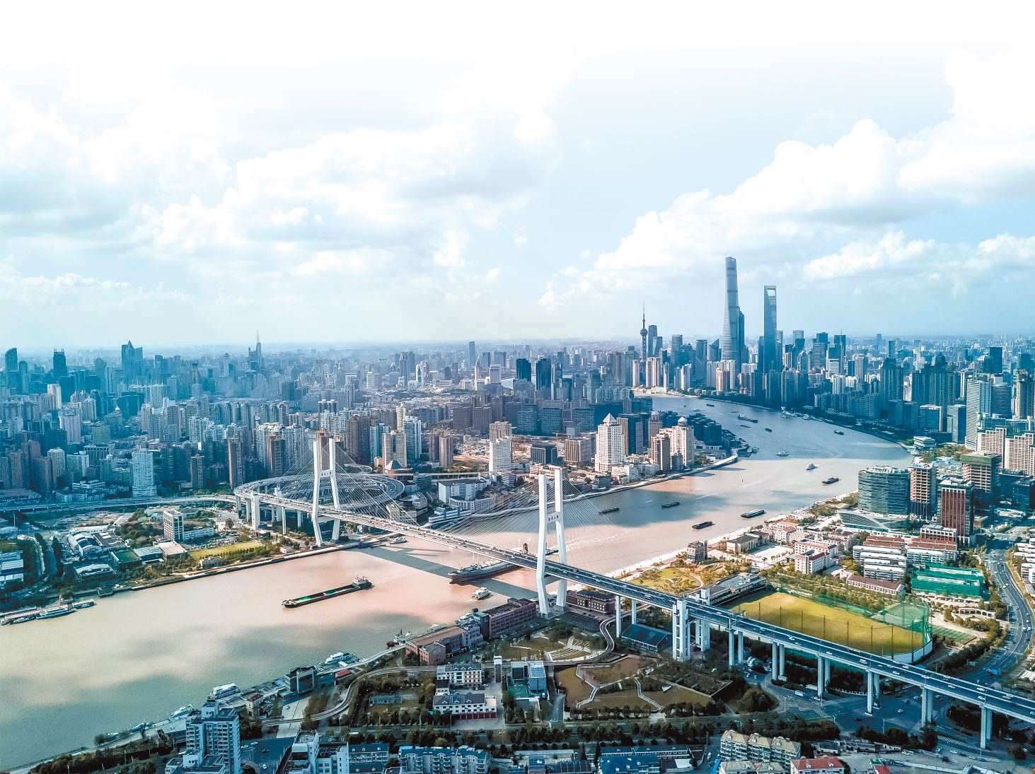  潮起東方 上海黃浦江兩岸高樓林立，風(fēng)光無限。近年來，上海以開放創(chuàng)新之姿，謀劃推動(dòng)高質(zhì)量發(fā)展，奮力開創(chuàng)長(zhǎng)三角一體化新局面。 德國籍導(dǎo)演、建筑師、攝影師 馬克·西格蒙德攝 “起初，我被東方古國的悠久歷史文化吸引來到中國。在上海生活的10多年間，我見證了這座城市的發(fā)展歷程，也感受到它兼具傳統(tǒng)與現(xiàn)代的獨(dú)特魅力?！? /></p> <p style=