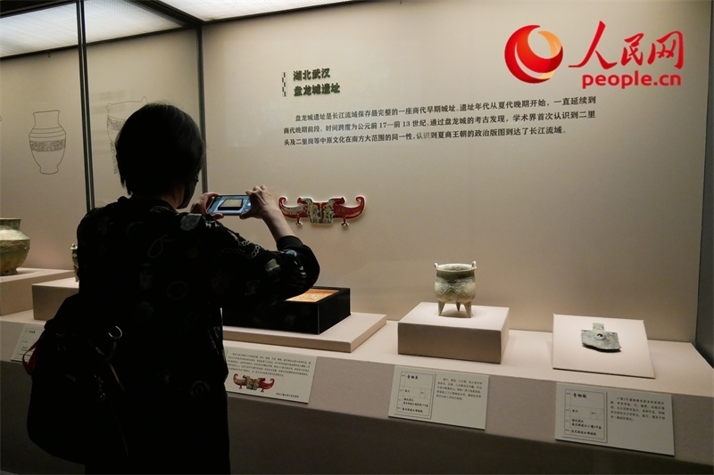今年9月，觀(guān)眾正在參觀(guān)“鑒往知遠(yuǎn)——新時(shí)代考古成果展”。人民網(wǎng)記者 韋衍行攝