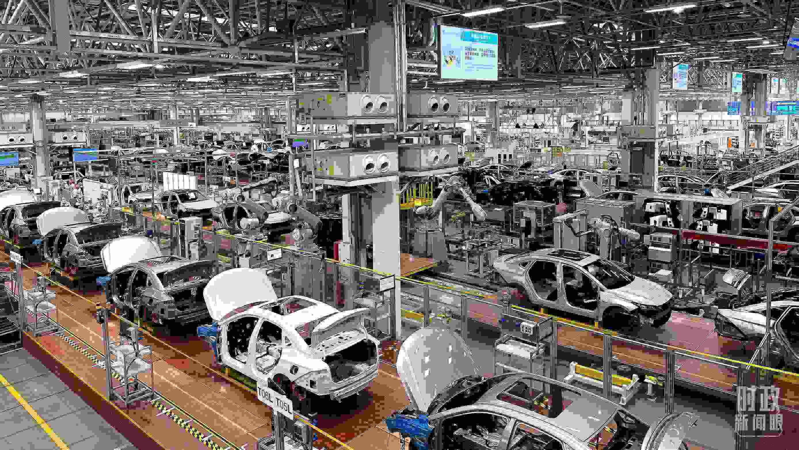 △廣汽埃安總裝車(chē)間智能生產(chǎn)線(xiàn)展示。（總臺(tái)央視記者趙化拍攝）