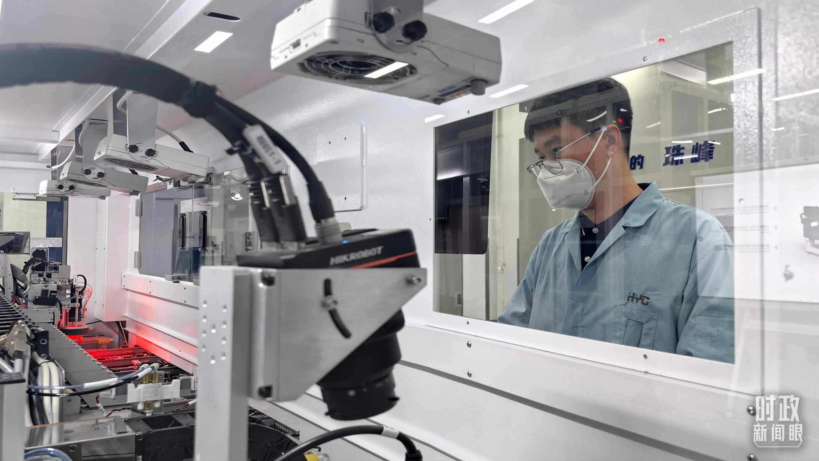 △蘇州華興源創(chuàng)科技股份有限公司員工正在研發(fā)車(chē)間內(nèi)進(jìn)行芯片測(cè)試。（總臺(tái)央廣記者潘毅拍攝）