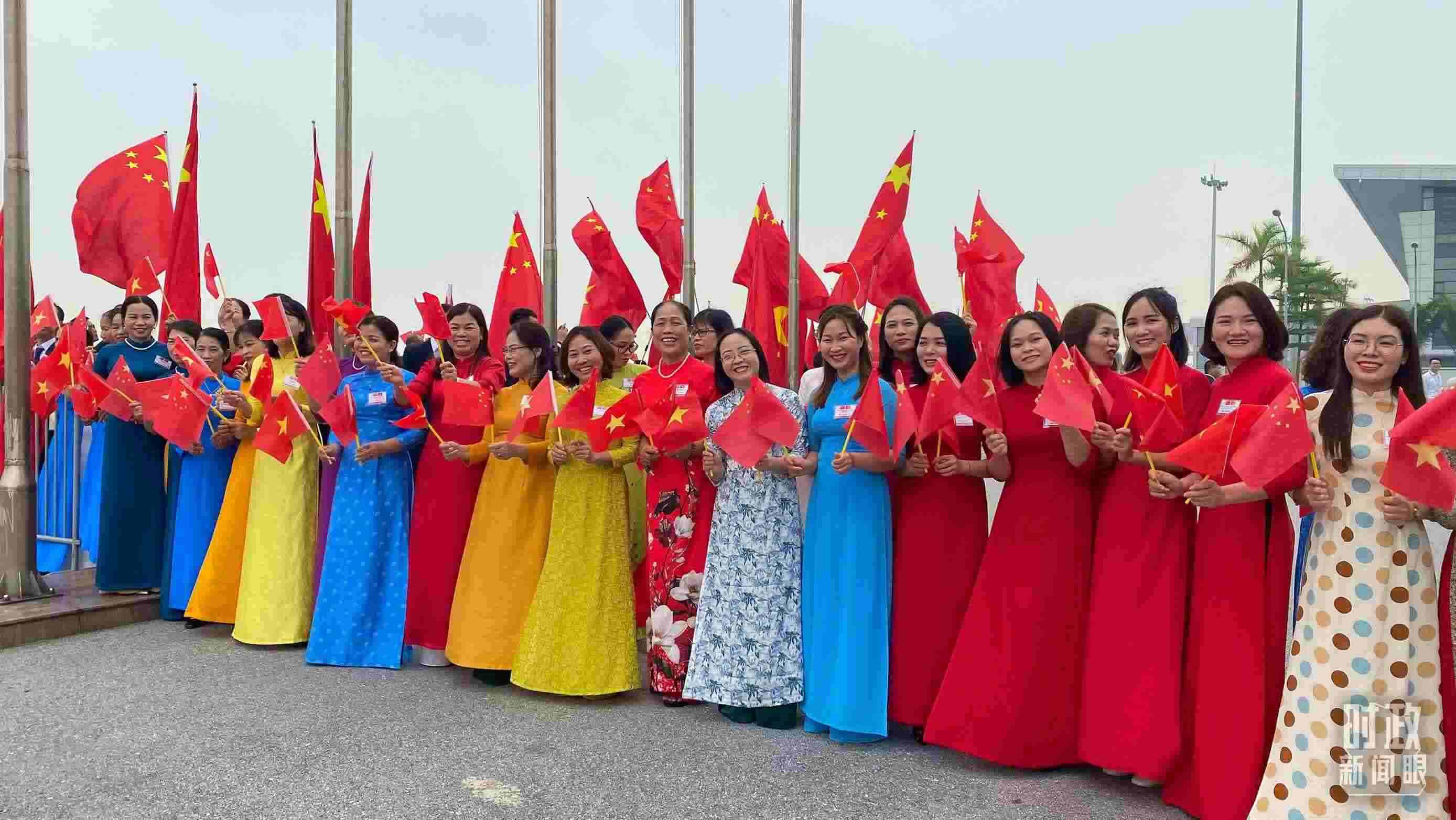 △專機(jī)抵達(dá)前，400多名中越各界代表手持兩黨兩國旗幟翹首以盼。（總臺央視記者李增仁拍攝）