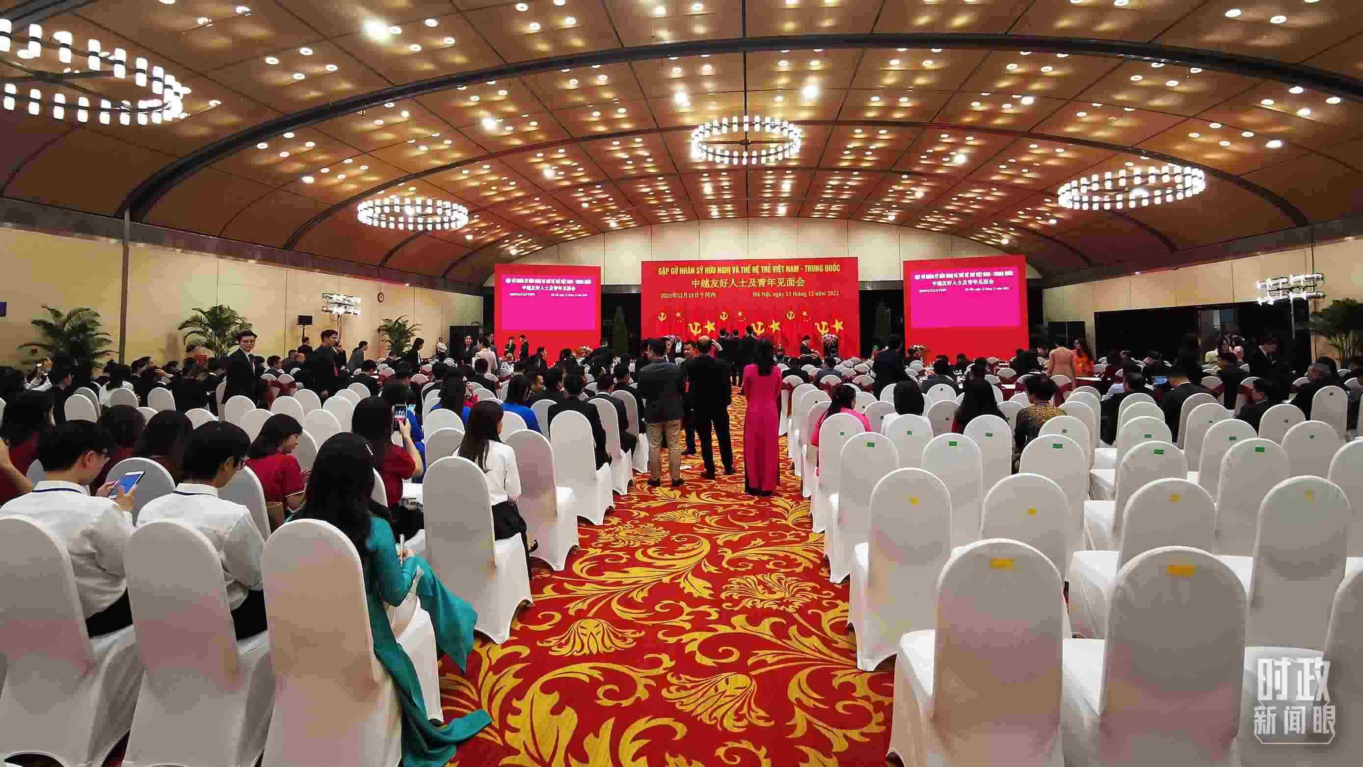 △習(xí)近平出席中越友好人士及青年見面會。這是見面會開始前的場景。（總臺央視記者荊偉拍攝）