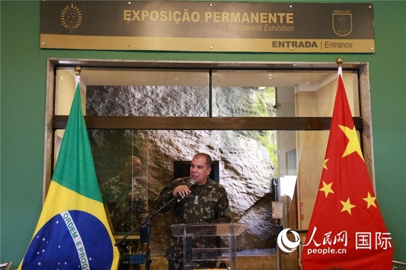 科帕卡瓦納要塞司令亞歷山大·羅伯托在攝影展開幕式上致辭。 人民網(wǎng)記者 陳海琪攝