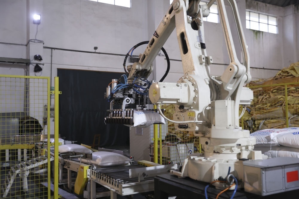 12月14日，在廣西來賓東糖鳳凰有限公司，機(jī)械臂在廠房碼放白砂糖成品。