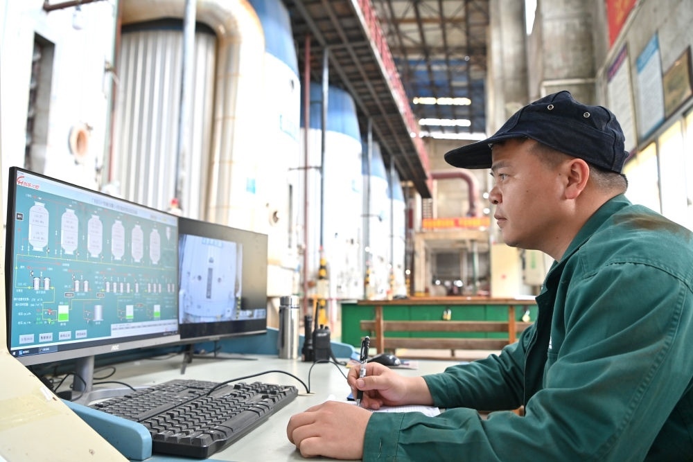 12月12日，工作人員在廣西來賓小平陽湘桂制糖有限公司監(jiān)控蒸發(fā)系統(tǒng)。