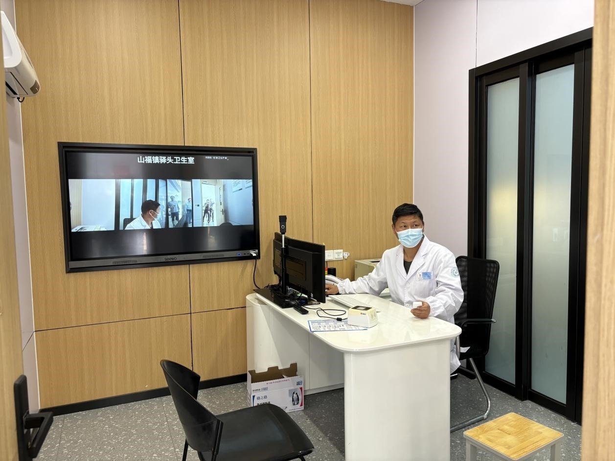 　　村里的值班醫(yī)生在線上連接三甲醫(yī)院的醫(yī)生對患者進行會診。