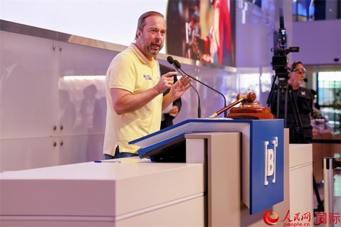 巴西礦產(chǎn)和能源部部長亞歷山大·西爾維拉發(fā)表致辭。人民網(wǎng)記者 宋亦然攝