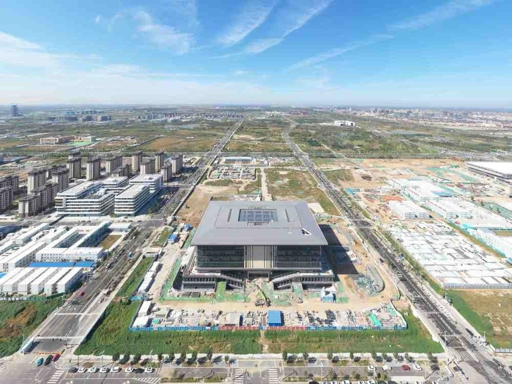 這是雄安新區(qū)大學(xué)園圖書館（2023年10月1日攝，無人機(jī)照片）。新華社記者 朱旭東 攝