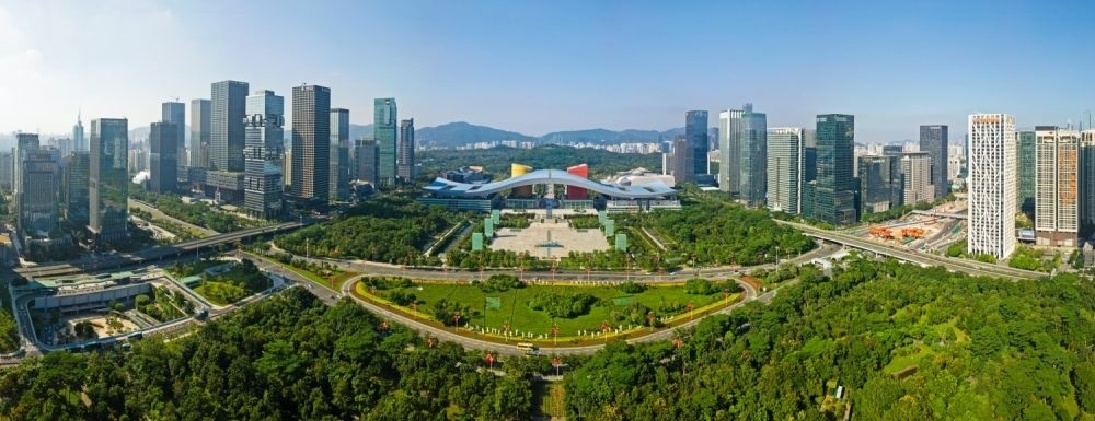 這是在廣東省深圳市拍攝的深圳市民中心和蓮花山公園一線（2020年10月2日攝，無人機(jī)照片）。新華社記者 梁旭 攝