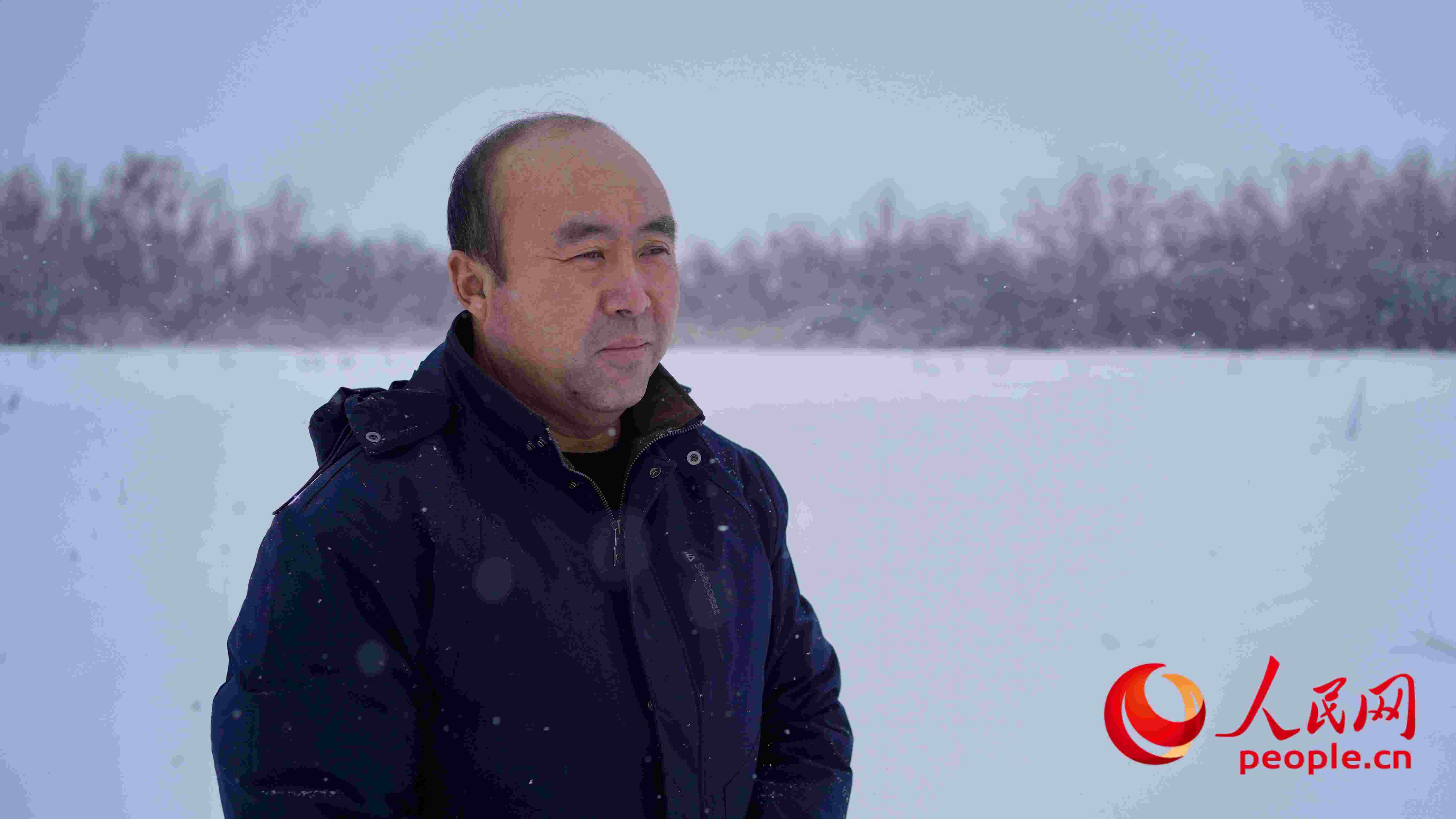 馬曉華回憶當(dāng)年和父親一起種樹的情形，滿是懷念。人民網(wǎng) 周靜圓攝