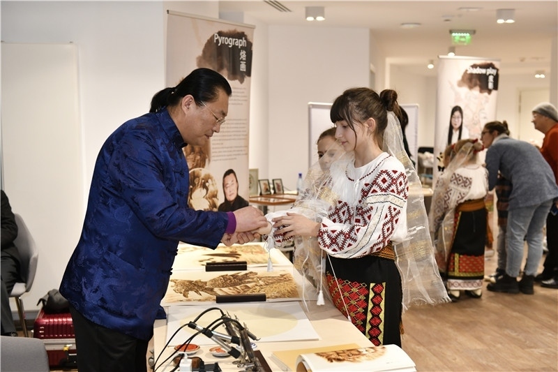 圖為羅馬尼亞小學(xué)生在現(xiàn)場體驗烙畫。 布加勒斯特中國文化中心供圖