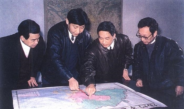 1991年12月，習近平與同事討論福州市戰(zhàn)略規(guī)劃設(shè)想。