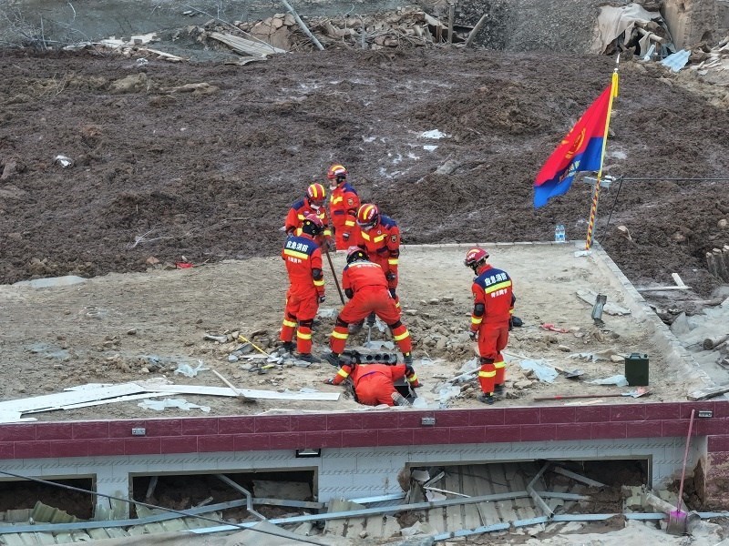 救援人員在現(xiàn)場(chǎng)。賀勇攝。