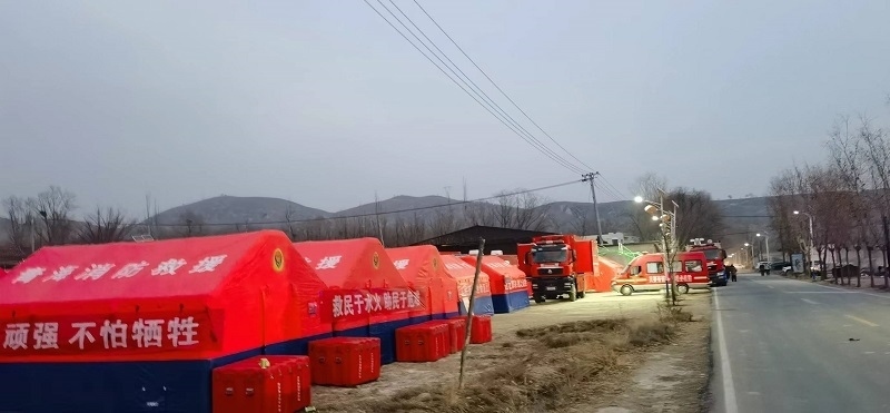 救災(zāi)隊(duì)員現(xiàn)場(chǎng)扎起了帳篷。王梅攝。