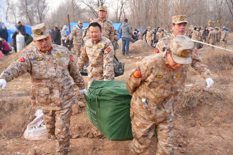 救援人員正在現(xiàn)場(chǎng)緊急搬運(yùn)物資。賀勇攝。