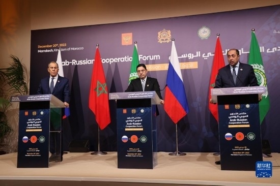 12月20日，在摩洛哥南部城市馬拉喀什舉行的第六屆阿拉伯-俄羅斯合作論壇主議程結(jié)束后，俄羅斯外交部長(zhǎng)拉夫羅夫、摩洛哥外交大臣布里達(dá)、阿拉伯國(guó)家聯(lián)盟（阿盟）副秘書(shū)長(zhǎng)胡薩姆·扎基（從左至右）出席記者會(huì)。新華社記者霍晶攝