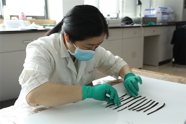 考古工作者正給竹簡(jiǎn)排序。國(guó)家文物局供圖