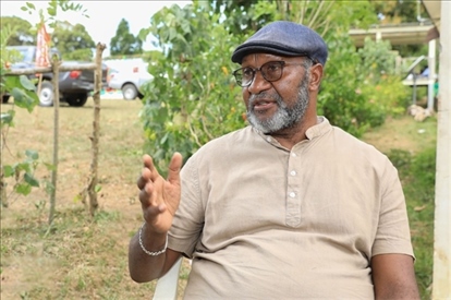 2023年12月18日，瓦努阿圖共和國總理夏洛特·薩爾維在瓦努阿圖公路項目二期馬勒庫拉段的移交儀式現(xiàn)場接受人民網(wǎng)采訪。人民網(wǎng) 賀吉攝