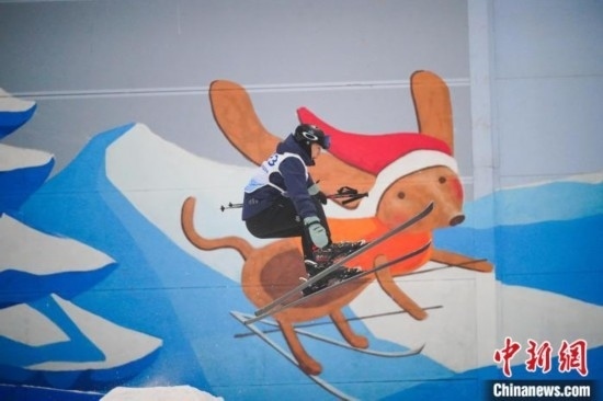 12月22日，云南省第一屆冬季運(yùn)動(dòng)會(huì)在昆明開(kāi)幕。圖為選手在公開(kāi)組男子自由式滑雪雪上技巧比賽中。中新社記者 劉冉陽(yáng) 攝