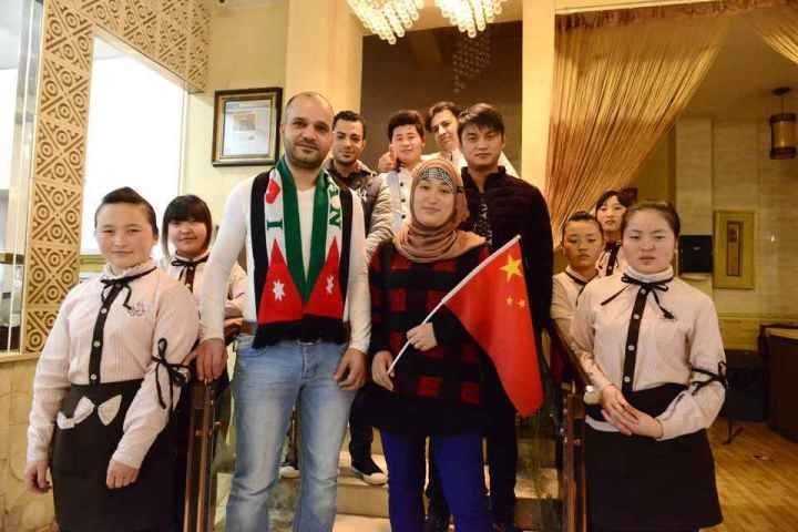 穆罕奈德夫婦與餐廳員工合影。共享聯(lián)盟·義烏 呂斌 攝