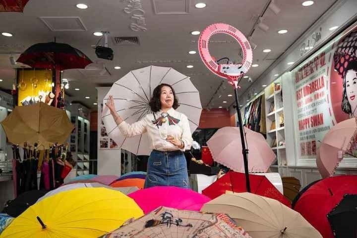 在義烏打拼了27年的商戶張吉英，正通過直播銷售雨傘。義烏市委宣傳部供圖