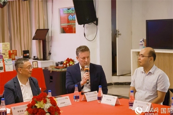 巴西中國友好協(xié)會主席恩里克·諾布雷加（中）在座談會中發(fā)言。人民網(wǎng)記者 陳海琪攝