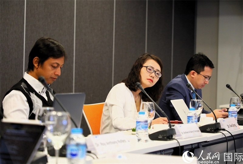 學(xué)者們專注聆聽會議內(nèi)容。人民網(wǎng)記者 白元琪攝