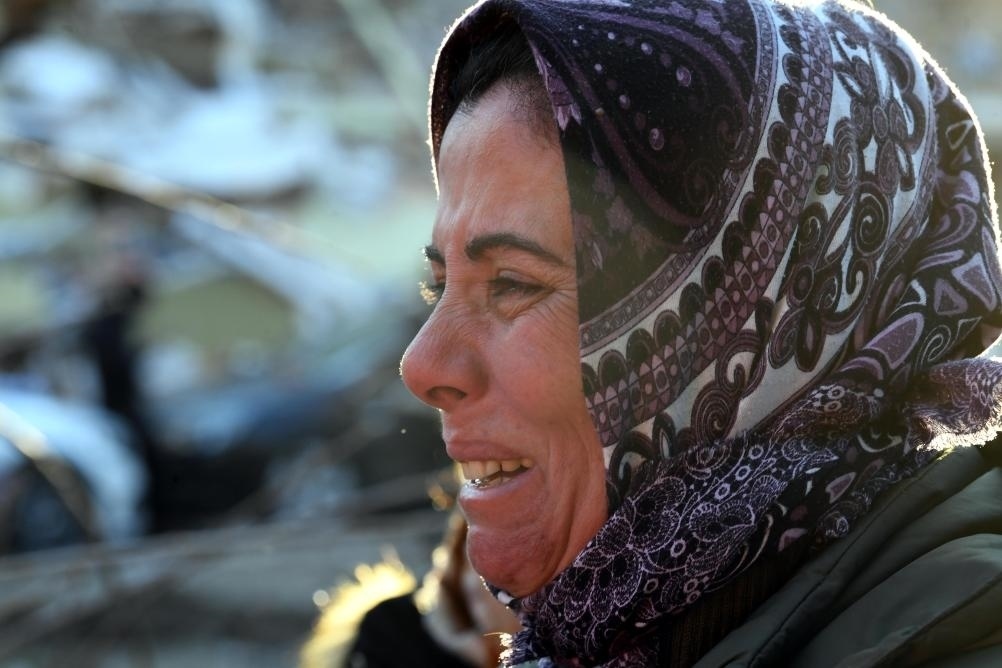 2月8日，在土耳其哈塔伊的一處地震廢墟，當(dāng)?shù)鼐用竦却H人的消息。新華社記者沙達提攝