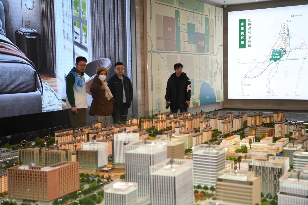 購(gòu)房者在河北雄安新區(qū)某項(xiàng)目售樓部查看沙盤（2月25日攝）。新華社記者 朱旭東 攝