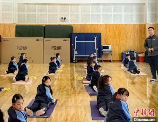 逸陽文思學校學生正在進行運動恢復矯正訓練。<a target='_blank' href='/' ><p align=