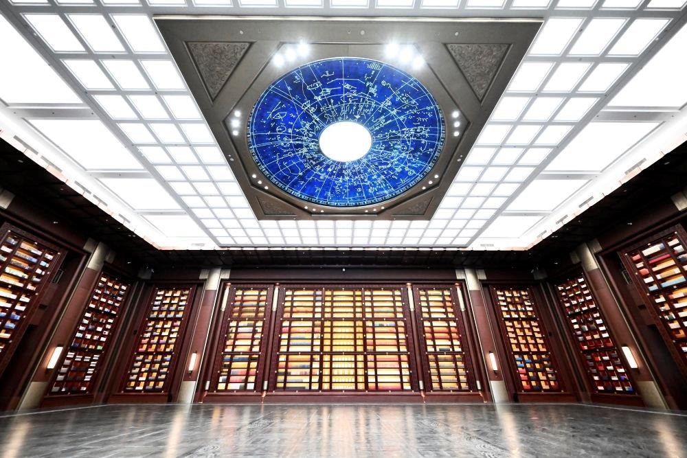 △中國國家版本館中央總館“文瀚閣”內(nèi)景。星空穹頂上是一幅宋代石刻天文圖，傳遞著“文瀚閣”的寓意：中華文明如星空般浩瀚璀璨。