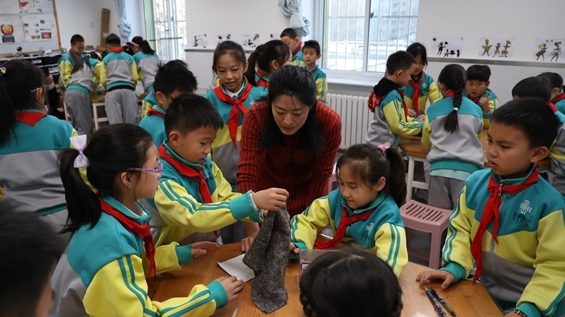 科學(xué)老師教同學(xué)制作消聲裝置。校方供圖