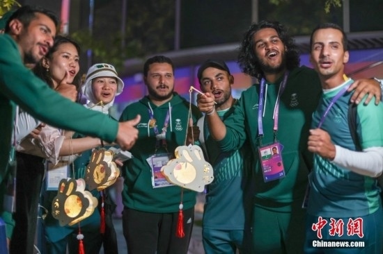 資料圖：9月29日，中國(guó)傳統(tǒng)節(jié)日中秋節(jié)，杭州亞運(yùn)會(huì)運(yùn)動(dòng)員村舉辦中秋主題活動(dòng)，中外運(yùn)動(dòng)員們歡聚一堂。圖為沙特阿拉伯運(yùn)動(dòng)員手持燈籠拍攝照片。<a target='_blank' href='/'><p align=