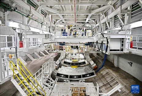 12月30日，建設(shè)者在青島膠州灣第二隧道工程南線主線隧道盾構(gòu)掘進(jìn)現(xiàn)場作業(yè)。新華社記者 李紫恒 攝