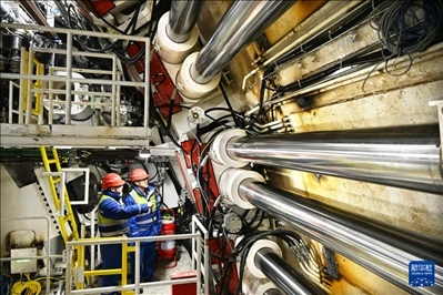 12月30日，中鐵十四局技術(shù)人員在盾構(gòu)掘進(jìn)開始前檢查“海天號”盾構(gòu)機(jī)。新華社記者 李紫恒 攝