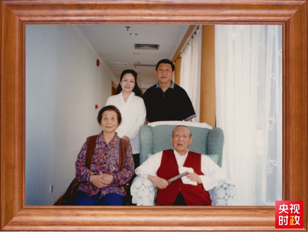 △這是習(xí)近平夫婦同父親習(xí)仲勛、母親齊心的合影。這張照片第一次出現(xiàn)在他的書架上。