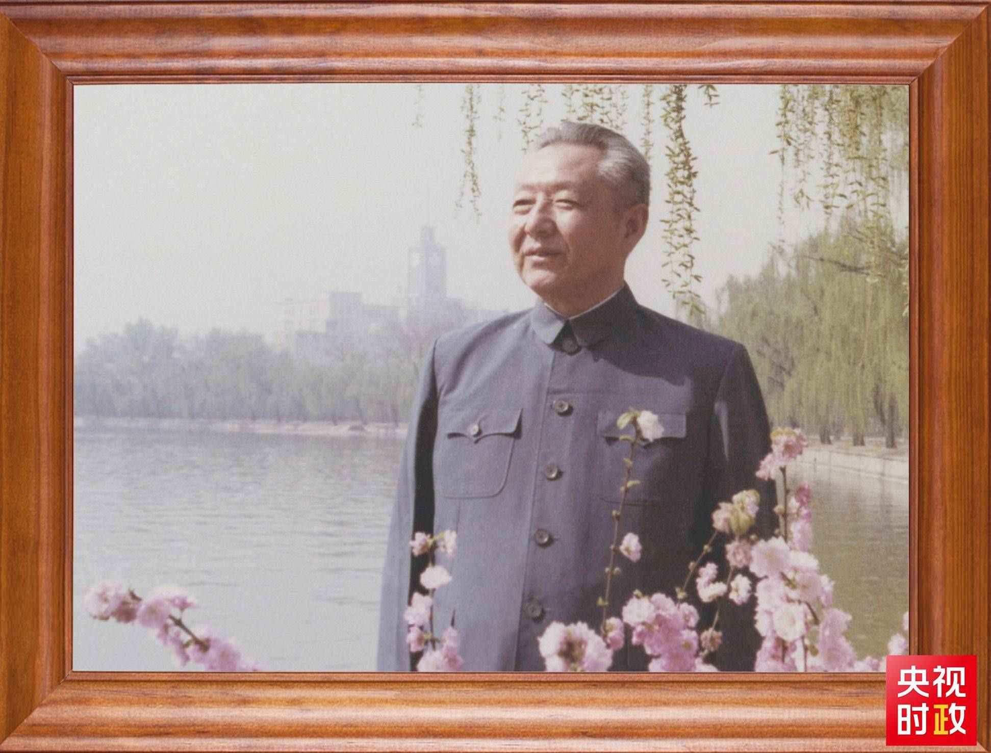 △這是習(xí)近平父親習(xí)仲勛同志的照片。2023年10月15日，是習(xí)仲勛同志誕辰110周年紀(jì)念日。這張照片第一次出現(xiàn)在他的書架上。