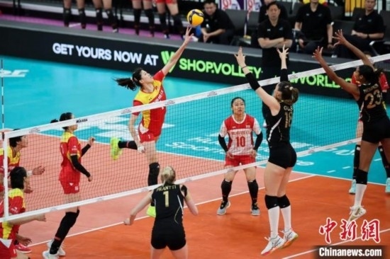 女排世俱杯賽場(chǎng)上，天津渤海銀行女排(紅)對(duì)陣巴西海灘女排(黑)。主辦方供圖