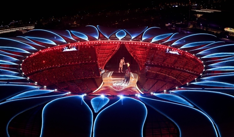 2023年9月23日，最后一棒火炬手汪順和數(shù)字火炬手在杭州亞運會開幕式上點燃主火炬。新華社記者 程婷婷 攝