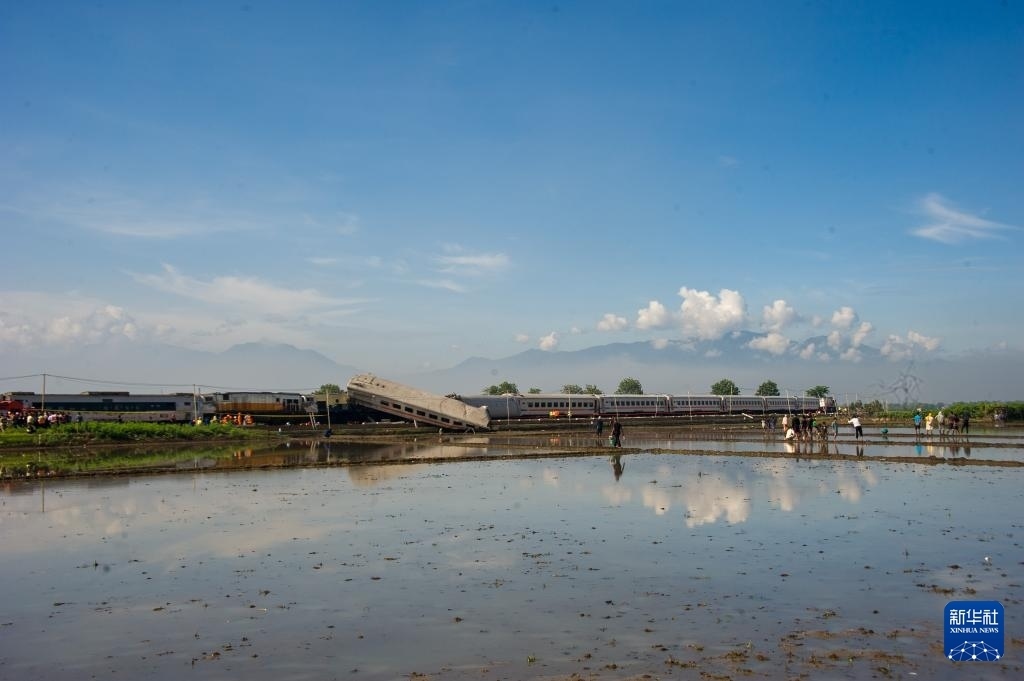 ?這是1月5日在印度尼西亞西爪哇省拍攝的列車相撞事故現(xiàn)場。新華社發(fā)（塞提安賈爾攝）