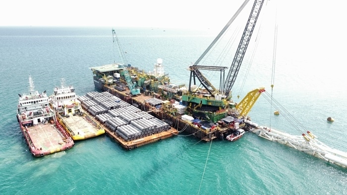 印尼拉維拉維項(xiàng)目52英寸海管拖拉頭準(zhǔn)確抵達(dá)登陸點(diǎn)。主辦方供圖