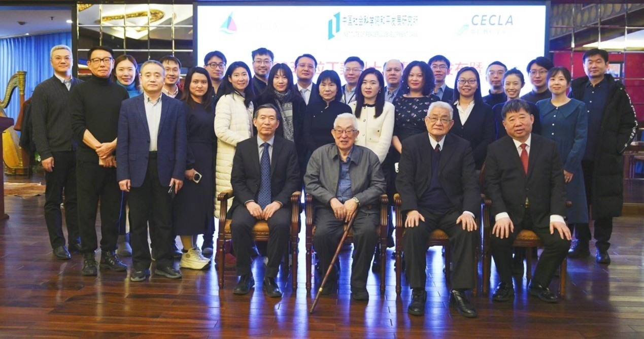與會專家學(xué)者舉行合影。主辦方供圖